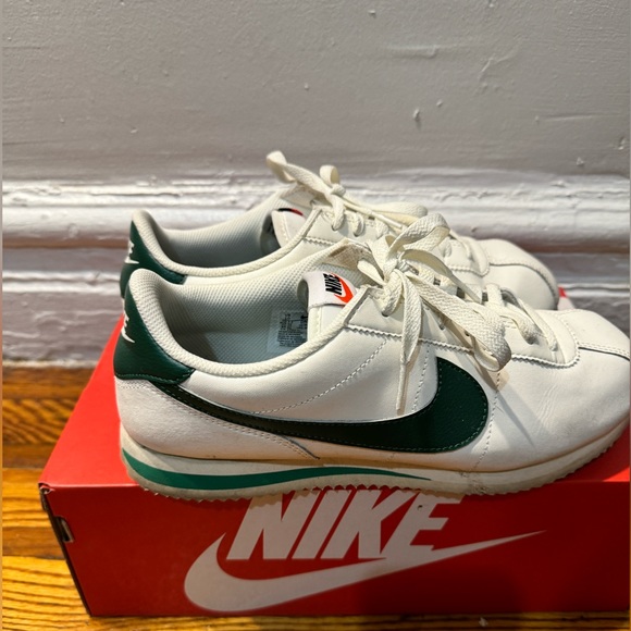 Nike Cortez sneakers, white with green logo - Picture 4 of 9